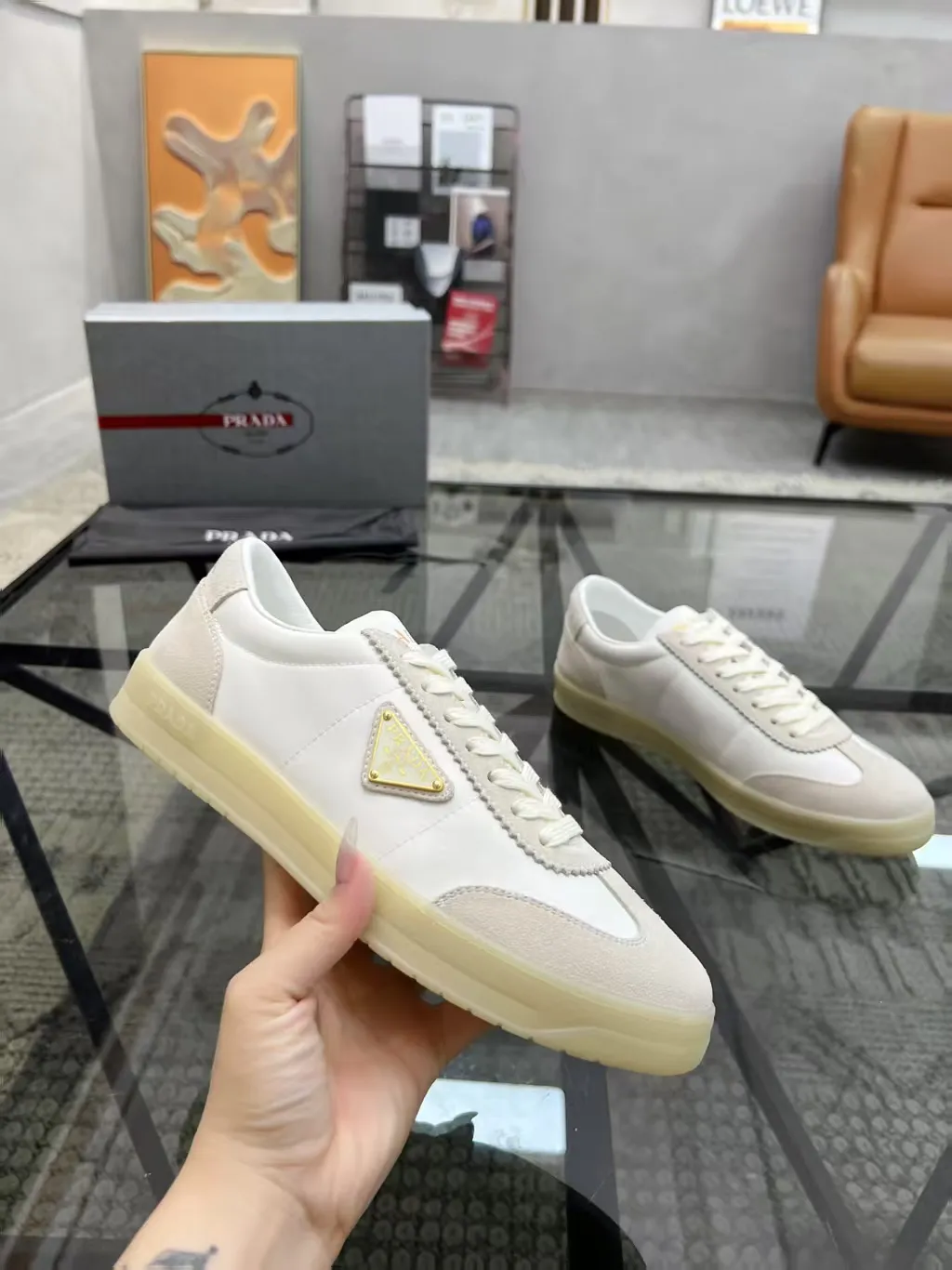 P380 Yuan 38-45 Prada Prada’s new men’s leather sports shoes, the highest version on the market, any comparison is welcome🆚! The original leather has excellent texture and is super high-end! Fetal sheep net lining imported from Italy, removable pad! Luxurious materials and fine workmanship, highly recommended!